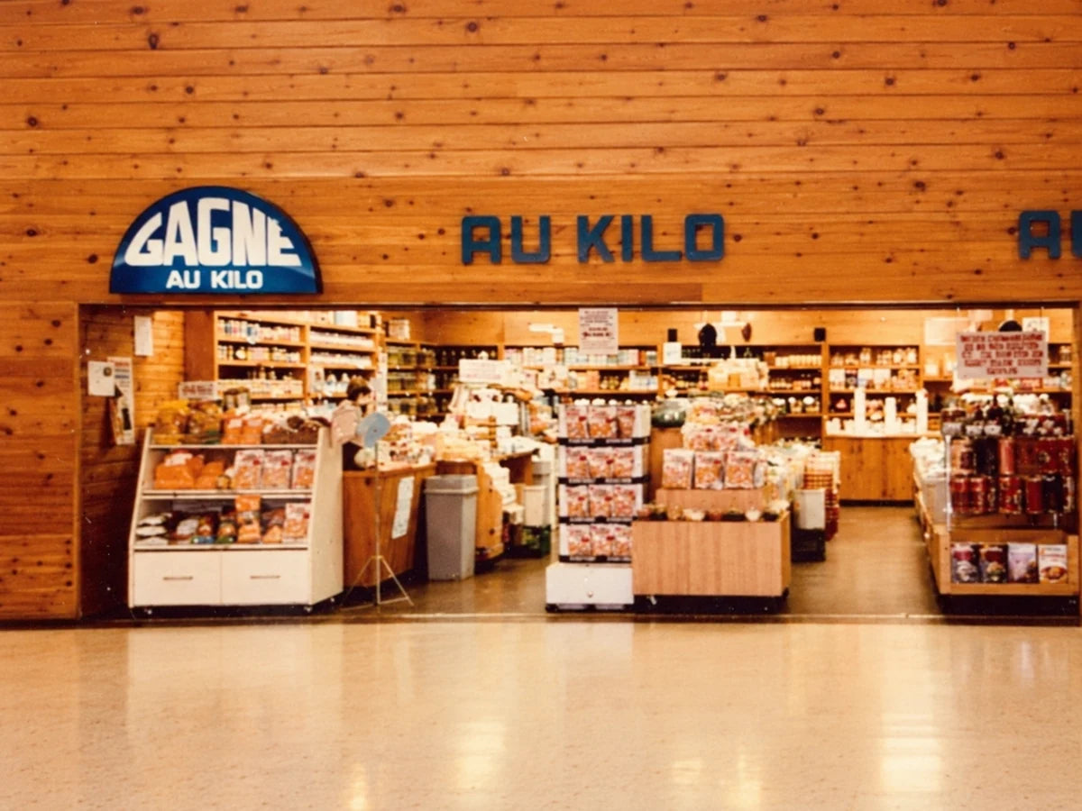 The first Gagné au Kilo store in 1984, with its shelves visible from the mall corridor